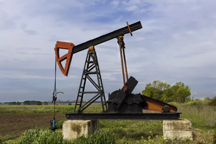 Πτώση στις τιμές πετρελαίου μετά την άνοδο των αποθεμάτων στις ΗΠΑ και την αλλαγή εκτιμήσεων του OPEC