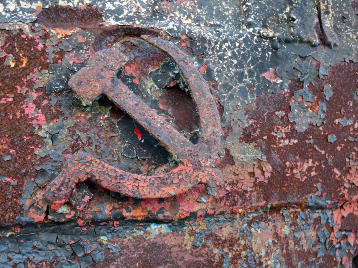 Η διάσπαση του πρωτονίου, τα κουάρκ και η Αριστερά