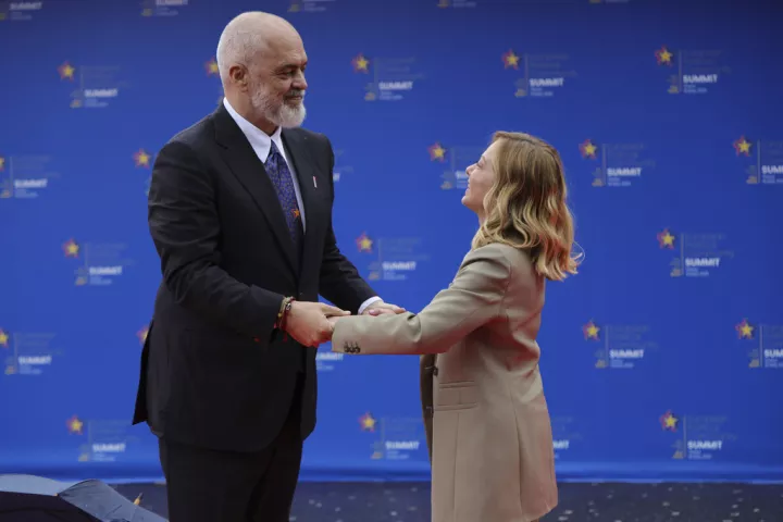 Ιταλία: H Μελόνι τονίζει πως θα συνεχιστεί η συμφωνία με την Αλβανία για τα κλειστά κέντρα μεταναστών