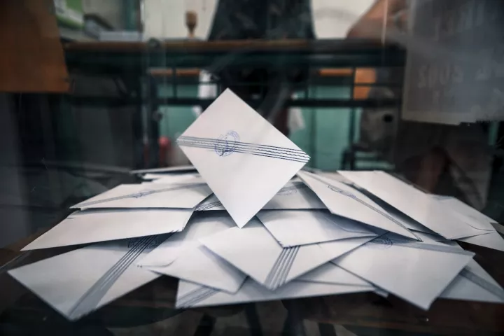 Ισχυρό προβάδισμα ΝΔ που ξεπερνά το 30% στην εκτίμηση ψήφου - Πτώση για ΠΑΣΟΚ, Πλεύση και ικανοποίηση από τα ενεργειακά deals