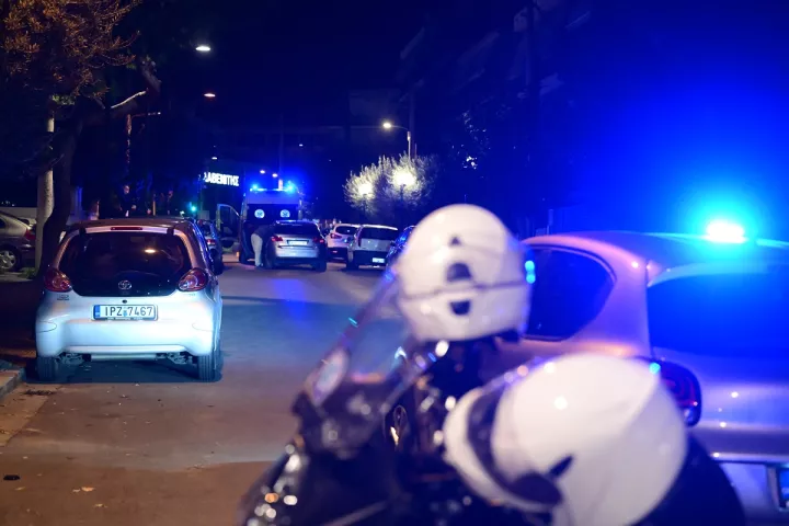 Πυροβολισμοί στον Άγιο Δημήτριο, με τραυματίες αστυνομικούς - Η ΕΛ.ΑΣ. αναζητά τέσσερα άτομα