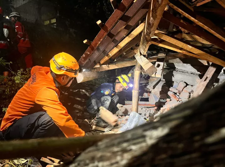 Ινδονησία: Δυο νεκροί και τουλάχιστον 21 αγνοούμενοι εξαιτίας κατολίσθησης (pic)