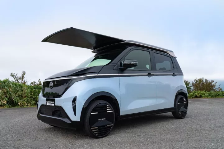 Ένα ηλεκτρικό που φορτίζει και από τον ήλιο