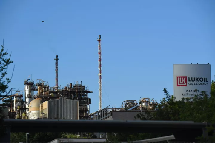 Ρωσία: Η Lukoil συζητά με πιθανούς αγοραστές των περιουσιακών της στοιχείων στο εξωτερικό	
