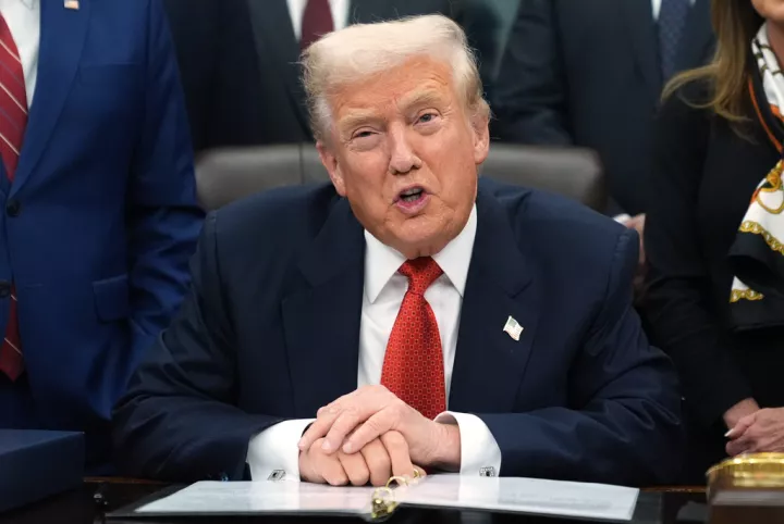 Ο Τραμπ ζητά από το υπ. Δικαιοσύνης να ερευνήσει τις σχέσεις του Έπσταϊν με τον Μπιλ Κλίντον: «Ο Έπσταϊν ήταν Δημοκρατικός» λέει