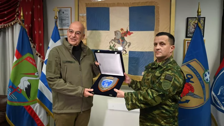 Ν. Δένδιας από το 1ο Σύνταγμα Πεζικού στη Φλώρινα: Οι Ένοπλες Δυνάμεις φρουρούν τα όρια της επικράτειας και παρέχουν αίσθημα ασφάλειας στους πολίτες	