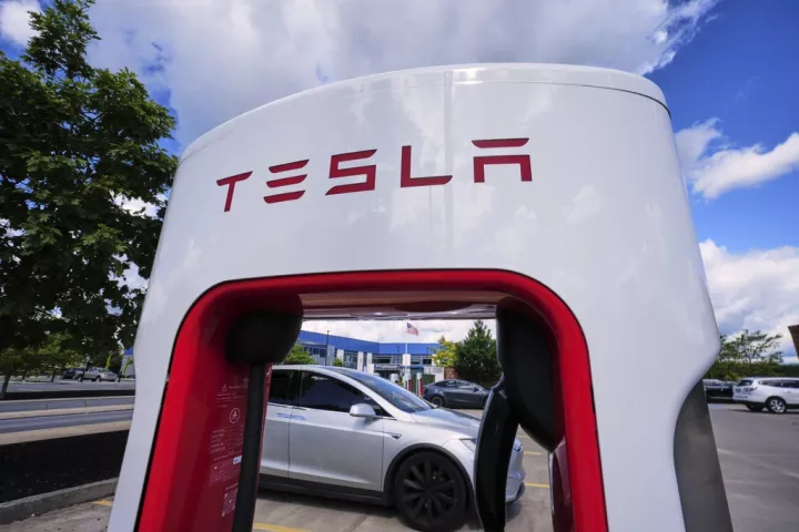 Η Tesla απαιτεί από τους προμηθευτές της να αποφεύγουν εξαρτήματα κατασκευασμένα στην Κίνα 