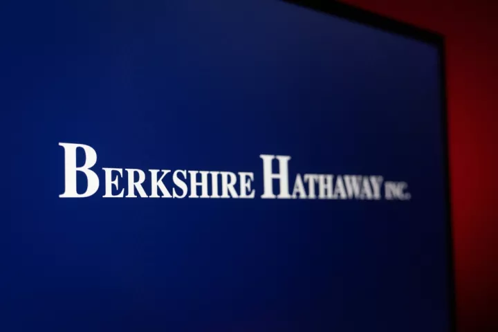 Berkshire Hathaway: Μεγαλώνει το μερίδιο της στην Alphabet, ενώ το μειώνει και άλλο στην Apple