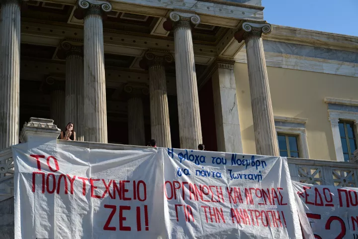 Επεισόδια στο Πολυτεχνείο με ξυλοδαρμούς και ζημιές μέσα στο κτήριο