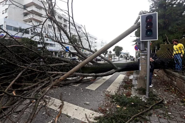 Πορτογαλία: Τρεις νεκροί και αρκετοί τραυματίες από την καταιγίδα «Κλαούντια»