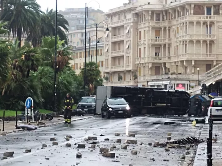 Σφοδρή κακοκαιρία σάρωσε τη Γένοβα: Κατέρρευσε τοίχος, ξεριζώθηκαν δέντρα, πλημμύρισαν σπίτια (pics&vids)