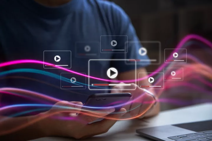 Social Media και τηλεόραση κερδίζουν την «κούρσα» της ενημέρωσης στην Ελλάδα - Τι αναφέρει σχετική ευρωπαϊκή έρευνα	