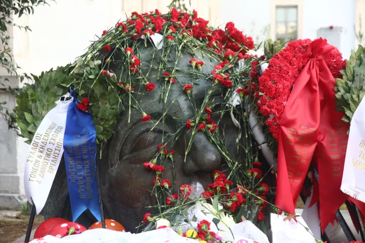 Πλήθος κόσμου στο Πολυτεχνείο: Στις 16:00 η πορεία - Δρακόντεια μέτρα ασφαλείας, πώς θα κινηθούν τα ΜΜΜ