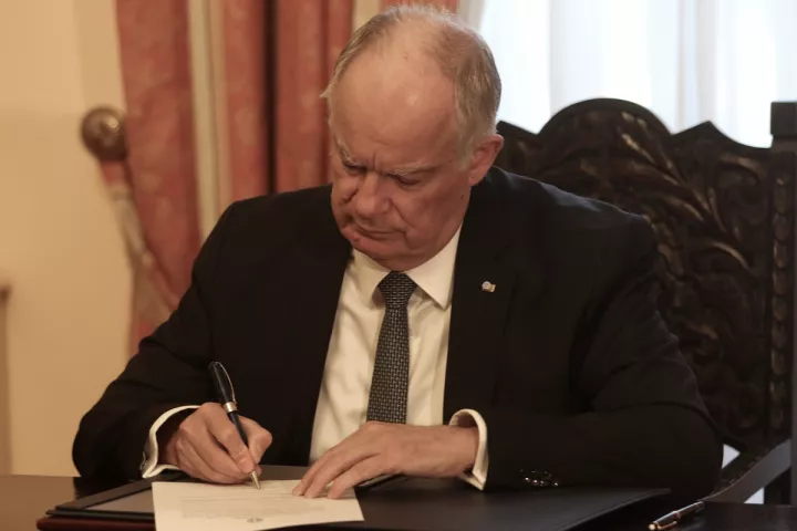 «Πόλεμος» μεταξύ Τασούλα και ΠΑΣΟΚ για το Πολυτεχνείο - Οι απαντήσεις της ΠτΔ