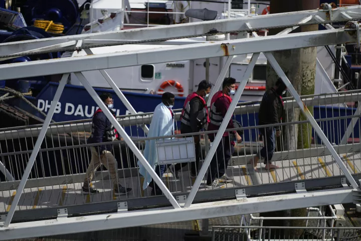 Η Βρετανία αυστηροποιεί το καθεστώς ασύλου υπό τη σκιά του λαϊκιστικού κόμματος Reform UK