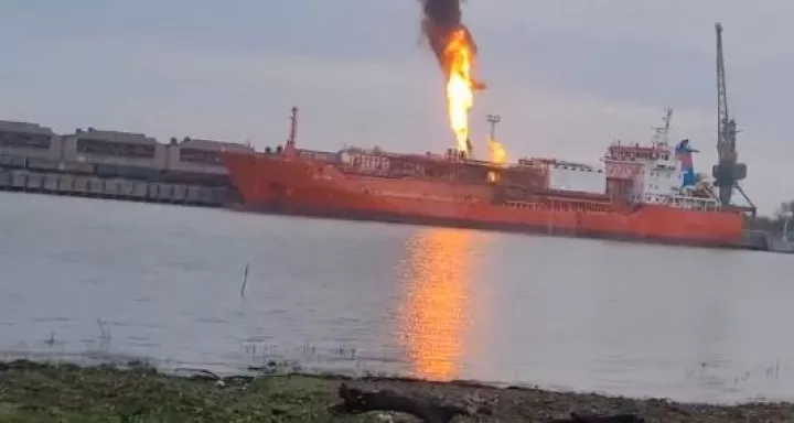 Το τουρκικό δεξαμενόπλοιο χτυπήθηκε από drone στην Οδησσό - Οι Ουκρανοί «βλέπουν» τη Ρωσία πίσω από το πλήγμα (vid)