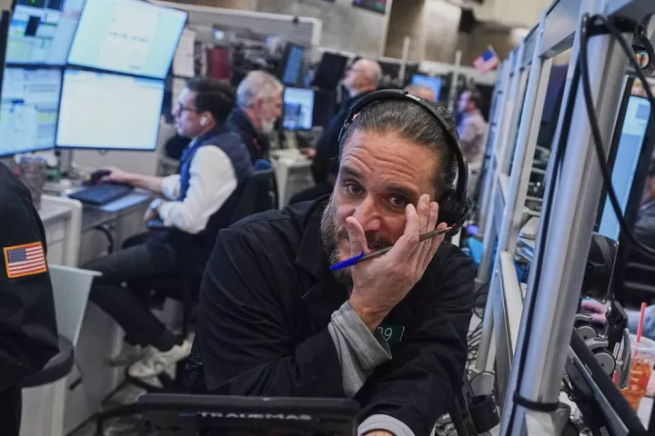 Απώλειες με φόντο τις πιέσεις στις τεχνολογικές μετοχές και τη «βουτιά» στο Bitcoin