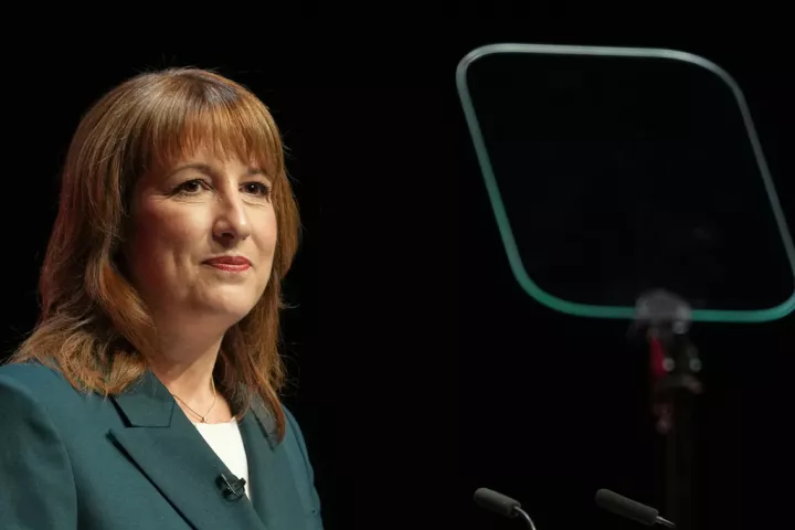 Βρετανία: Η ΥΠΟΙΚ Ρέιτσελ Ριβς θα αυξήσει τις δαπάνες για κοινωνικές παροχές 