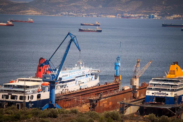 ONEX: Σε αμυντικό, ενεργειακό και εμπορικό hub εξελίσσονται τα Ναυπηγεία Ελευσίνας με νομοθετική ρύθμιση, επέκταση κατά 400 στρέμματα και εμπλοκή DFC