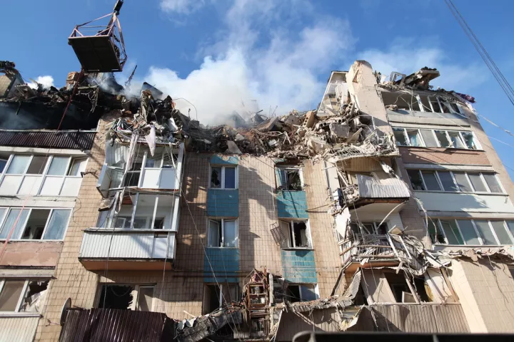 Ρωσικός πύραυλος έπληξε πολυκατοικίες στη δυτική Ουκρανία: 25 νεκροί - Σε επιφυλακή η Πολωνία  (pics&vids)