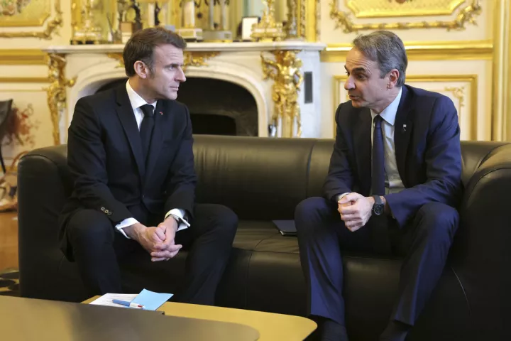 Γαλλικά ΜΜΕ για την πρόωρη αποπληρωμή δανείου από την Ελλάδα: Ο τζίτζικας που καταλήγει να δανείζει στο μέρμηγκα