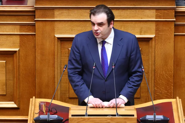 Ανάπτυξη, υψηλά πλεονάσματα και ισχυρή μείωση χρέους: Το τρίπτυχο της Εισηγητικής Έκθεσης που καταθέτει ο Πιερρακάκης στη Βουλή