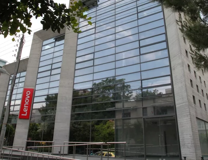 Lenovo: Στα 20,5 δισ. δολάρια τα έσοδα του 2ου τριμήνου 2025/26