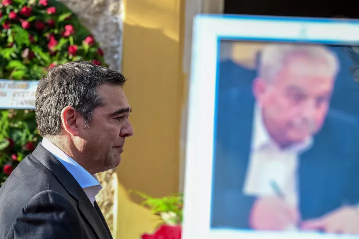 Το τελευταίο αντίο στον Αλέκο Φλαμπουράρη: «Λύγισε» ο Τσίπρας στον επικήδειο που εκφώνησε