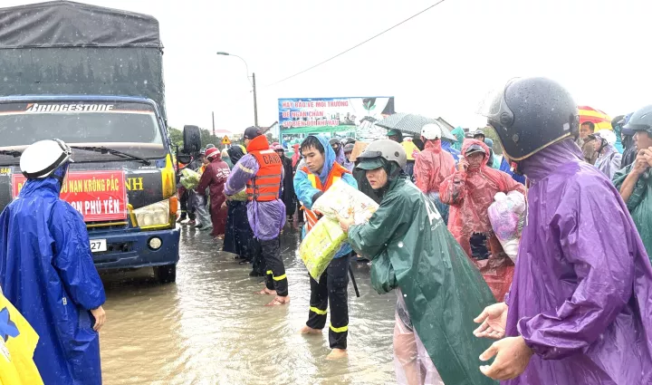 Βιετνάμ: Τουλάχιστον 41 νεκροί μετά από έντονες βροχοπτώσεις και πλημμύρες (vids)