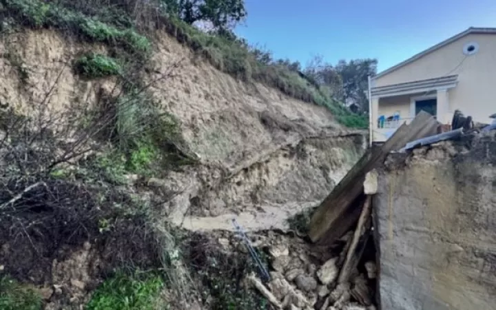 Σε κατάσταση έκτακτης ανάγκης η βόρεια Κέρκυρα - Κατολισθήσεις, ζημιές, κλειστά σχολεία και διακοπές ρεύματος (vid)