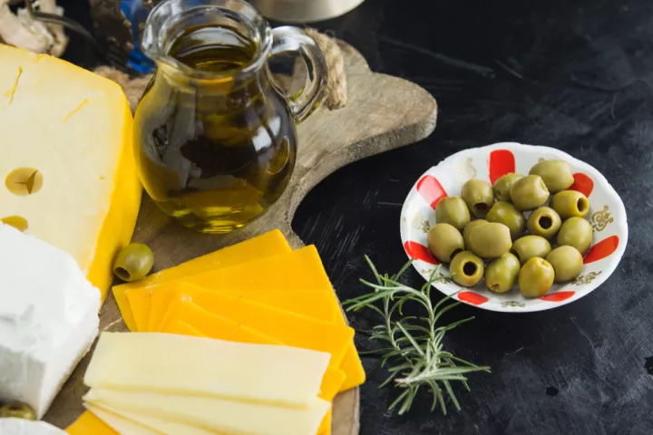 Η ΕΕ θα ζητήσει εξαίρεση από τους δασμούς Τραμπ για αλκοόλ, ελαιόλαδο, ζυμαρικά και τυριά