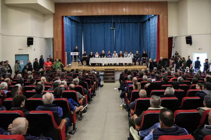 Μπλόκα στις Εθνικές οδούς αποφάσισαν οι αγρότες στην πανελλαδική σύσκεψη - Κλείνουν λιμάνια και τελωνεία