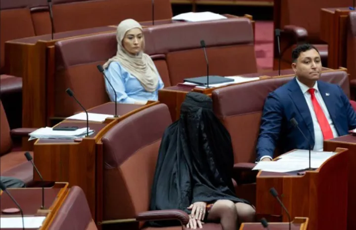 Αυστραλία: Ακροδεξιά γερουσιαστής εμφανίστηκε με μπούρκα ζητώντας την απαγόρευσή της