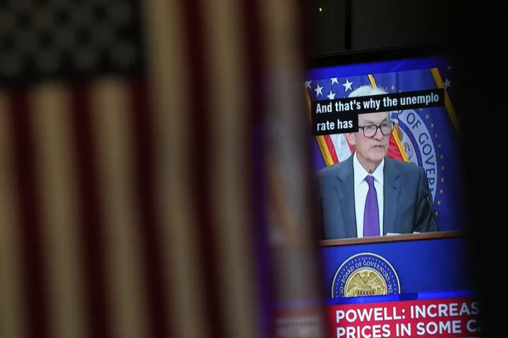 Οι «συμπληγάδες» του Πάουελ και τα πονταρίσματα των επενδυτών για τα επιτόκια