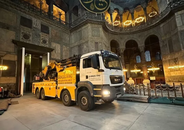 Αγιά Σοφιά: Αντιδράσεις για τους γερανούς και τα φορτηγά μέσα στο μνημείο - Τι απαντά η Τουρκία