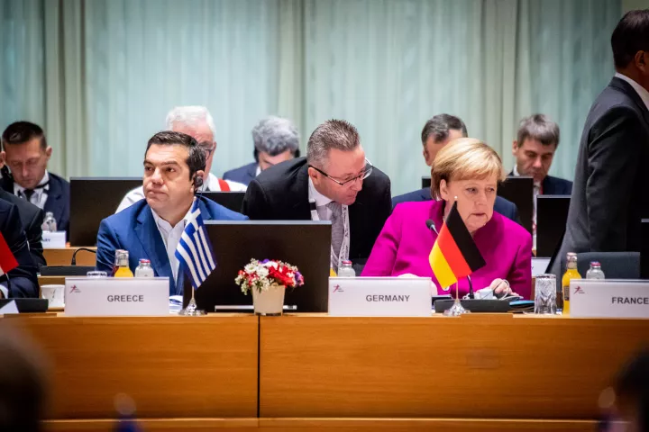 Le Monde για βιβλίο Τσίπρα: Ο «ταραχοποιός» της Αριστεράς μιλά για το «τραυματικό» επεισόδιο του 2015 και ετοιμάζει την επάνοδο του