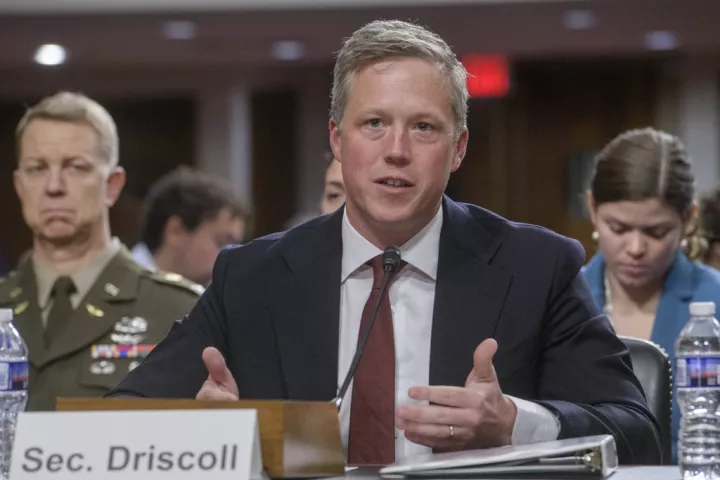 FT: Οι ΗΠΑ διεξάγουν μυστικές συνομιλίες με τη Ρωσία και την Ουκρανία στο Αμπού Ντάμπι