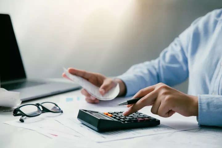 Ποιοι κερδίζουν από το πακέτο των 1,76 δισ. ευρώ - Οι μεγάλες αλλαγές που φέρνει ο Προϋπολογισμός