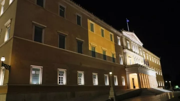 Για την ημέρα ενάντια στην έμφυλη βία κατά των γυναικών φωταγωγήθηκε η Βουλή των Ελλήνων