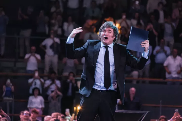 Ο Μιλέι, το αλυσοπρίονο και το κόκκινο διαμάντι της Αργεντινής