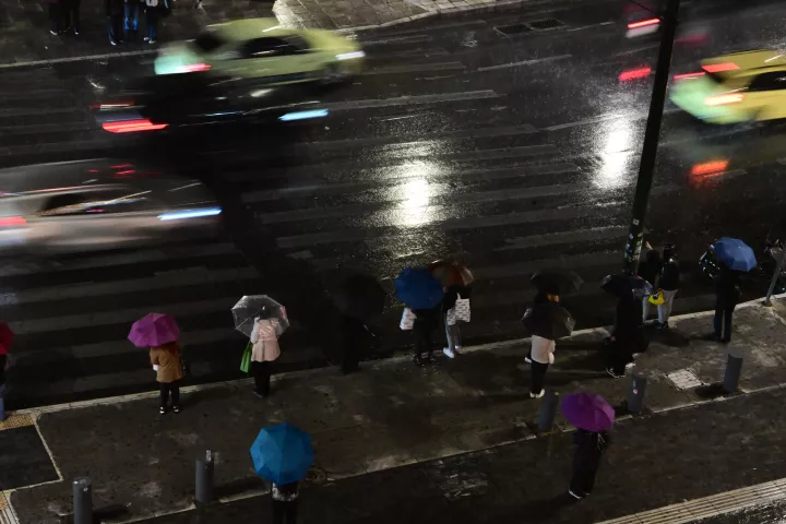 Η κακοκαιρία Adel «χτυπά» την Αττική: Ισχυρές καταιγίδες και χαλάζι στο κέντρο της Αθήνας