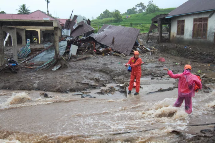 Καταστροφικές πλημμύρες σε Ταϊλάνδη και Ινδονησία: Εκατοντάδες νεκροί και ανυπολόγιστες ζημιές (pics&vids)