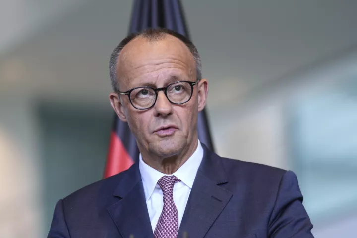 Μερτς: Επιστολή στην Κομισιόν για χαλάρωση στην απαγόρευση των νέων αυτοκινήτων με κινητήρες εσωτερικής καύσης