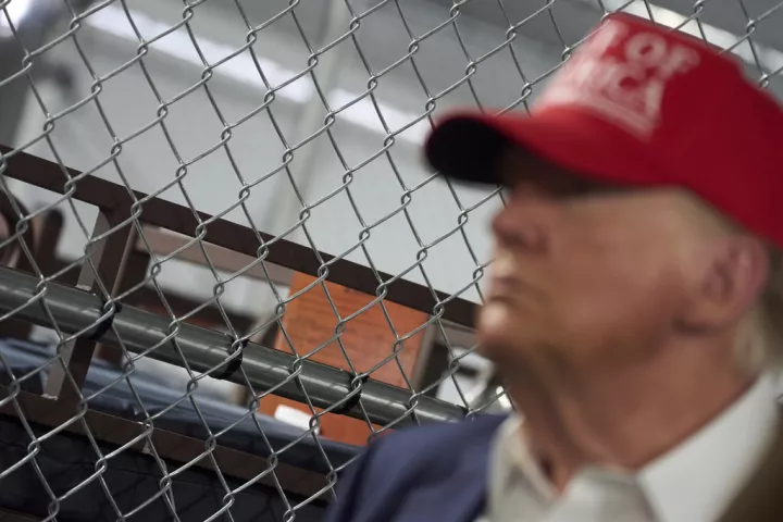 ΗΠΑ: «Σκληρή» γραμμή από τον Τραμπ για το μεταναστευτικό - «Παγώνει» τις αποφάσεις ασύλου 