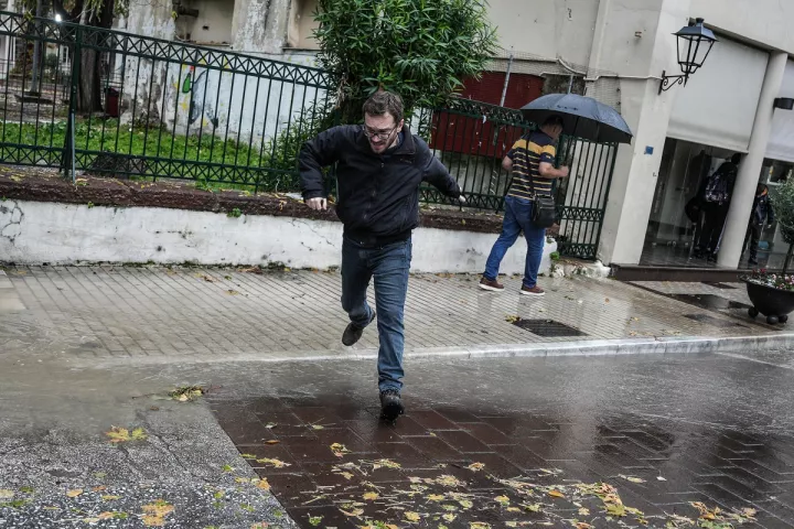 Επιμένει η κακοκαιρία Adel - Ποιες περιοχές θα επηρεαστούν περισσότερο το Σάββατο