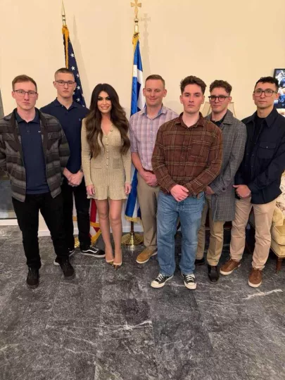 Κ. Γκίλφοϊλ: Δείπνο για τους Αμερικανικούς Πεζοναύτες για την Ημέρα των Ευχαριστιών