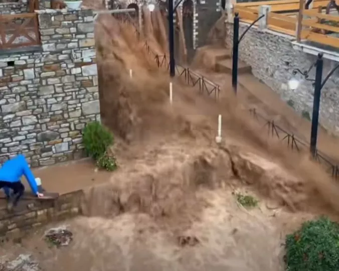 Καταστροφές στη Θάσο από τις έντονες βροχοπτώσεις - Δρόμοι ξηλώθηκαν στην Ποταμιά, παρασύρθηκαν αυτοκίνητα (vids)