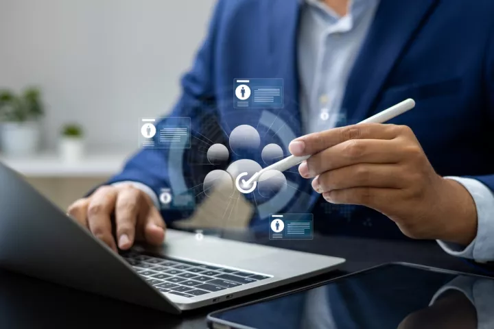 Ευρωπαϊκή Επιτροπή: Μέτρα για τη διασύνδεση της εκπαίδευσης με την αγορά εργασίας στην εποχή της Tεχνητής Nοημοσύνης	