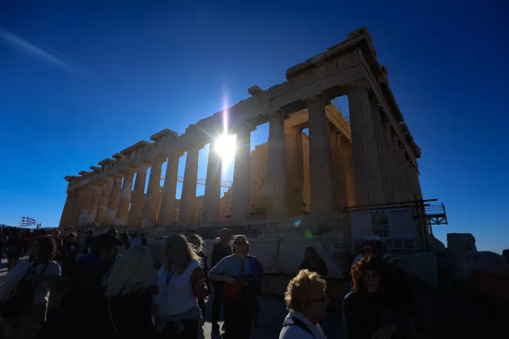 Πώς η κλιματική αλλαγή αναδιαμορφώνει τον τουρισμό στην Ελλάδα και διεθνώς	