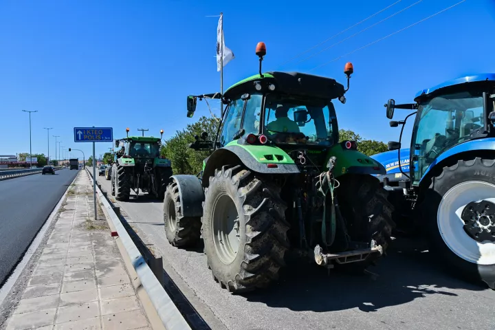 Με αναμμένες μηχανές οι αγρότες - Αποφασισμένοι να βγουν στις Εθνικές Οδούς